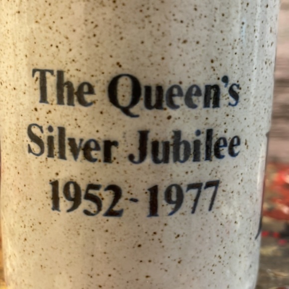 Dunoon Scotland Ceramic Pottery Queen Elizabeth Silver Jubilee Celebration Mug - Picture 6 of 11